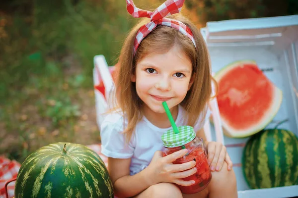 Çocuk, yaz ferahlatıcı içecek olarak buzlu ve naneli karpuz limonatası içiyor. Meyveli soğuk meşrubat — Stok fotoğraf