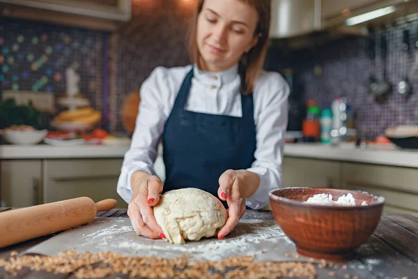 Crop vrouw koken in schort — Stockfoto