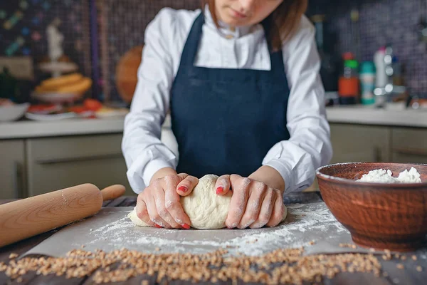 Gröda kvinnan matlagning i förkläde — Stockfoto