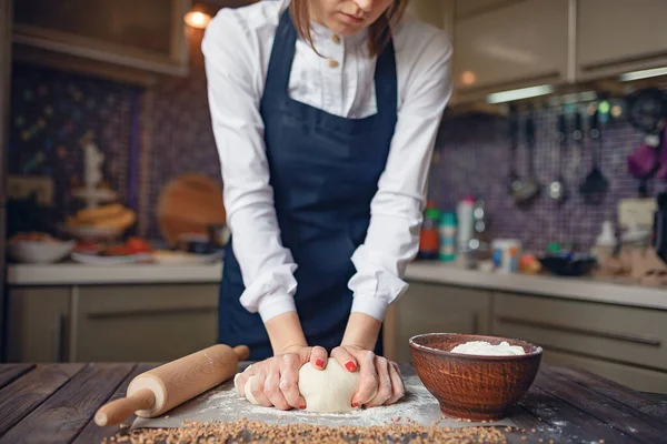 Gröda kvinnan matlagning i förkläde — Stockfoto