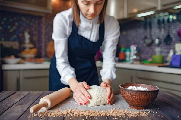 Gröda kvinnan matlagning i förkläde — Stockfoto