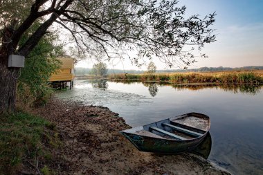 Nehirdeki tekne Güzel yaz gündoğumunda