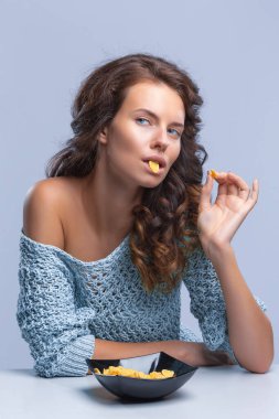 Bir kase mısır gevreğiyle güzel bir kadın.