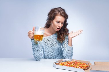 Gri arka planda pizza ve biralı mutlu kadın, mesaj için yer var.