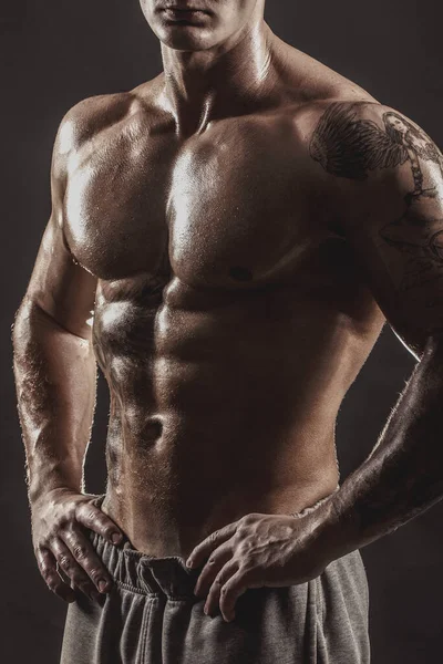 Студийный портрет мужчины без рубашки с татуировкой — стоковое фото