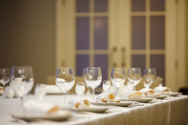 Row of place settings on table for a wedding reception — Stock Photo, Image