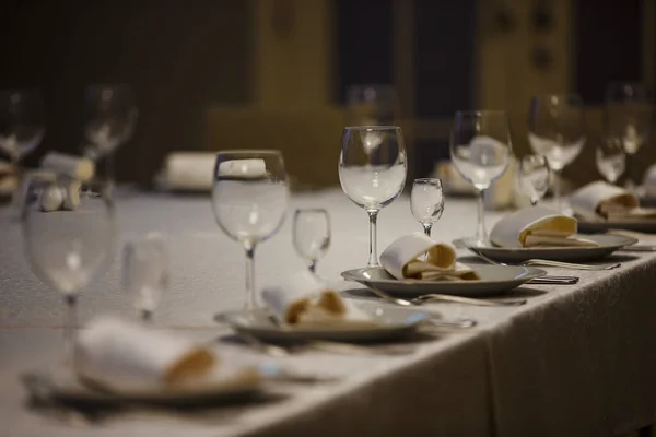 Row of place settings on table for a wedding reception — Stock Photo, Image