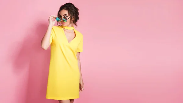 Menina bonita em roupas coloridas usando óculos de sol — Fotografia de Stock