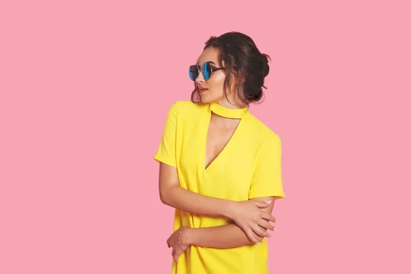 Hermosa chica en ropa colorida con gafas de sol — Foto de Stock