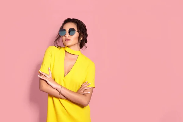 Menina bonita em roupas coloridas usando óculos de sol — Fotografia de Stock