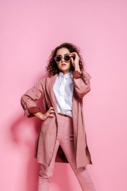 Pembe montlu zarif bir bayan. izole stüdyo çekimi