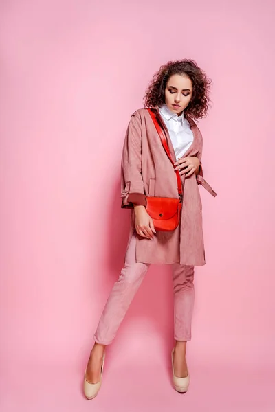 Ung elegant kvinna i trendig rosa rock. isolerad studio skott — Stockfoto