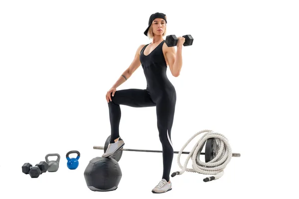 Sportfelszereléssel körülvett nő súlyzókkal edz. boldog és egészséges életmód. elszigetelt fehér háttér — Stock Fotó