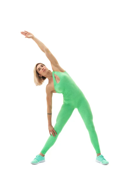 Teljes test portré fiatal sportos nő stretching edzés előtt elszigetelt fehér háttér — Stock Fotó
