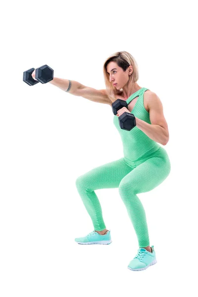 Sterke vrouw ponsen met halters in de hand tijdens boksles op witte achtergrond. Een meisje uit te werken in studio shot — Stockfoto
