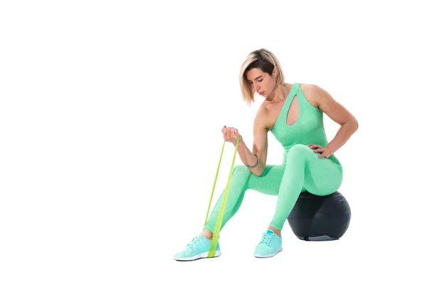 Frau trainiert Fitness-Widerstandsbänder in Studio-Silhouette isoliert auf weißem Hintergrund — Stockfoto