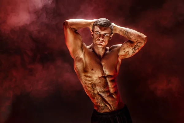 Tätowierte Bodybuilderin steht auf vergebene Männer Tätowierte Bodybuilderin steht auf vergebene Männer