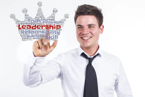 Лідерство - молодий бізнесмен торкається хмари слів — стокове фото