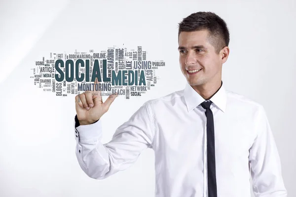 Соціальні медіа - молодий бізнесмен торкається хмари слів — стокове фото