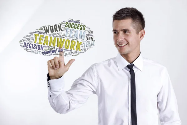Teamwork - молодий бізнесмен торкається хмари слів — стокове фото