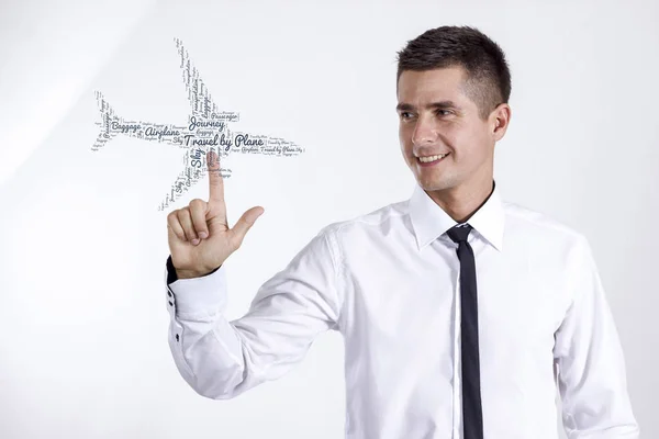 Ταξιδεύουν με αεροπλάνο - νέος επιχειρηματίας αγγίζοντας σύννεφο λέξεων Εικόνα Αρχείου