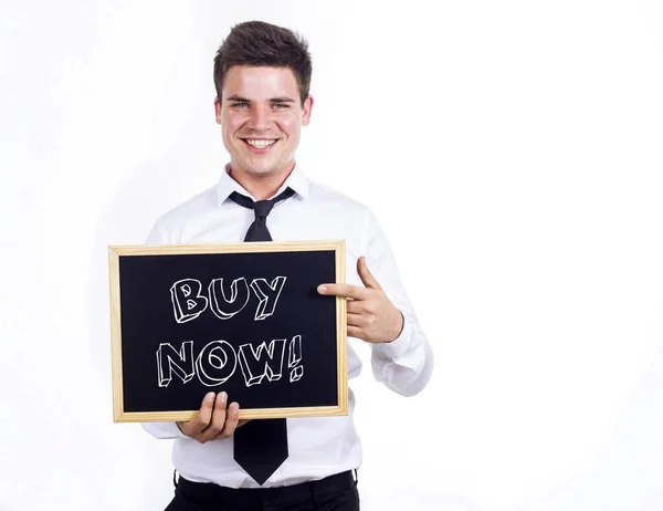 Kup teraz! -Młody biznesmen uśmiechający się trzymając tablica z tex — Zdjęcie stockowe