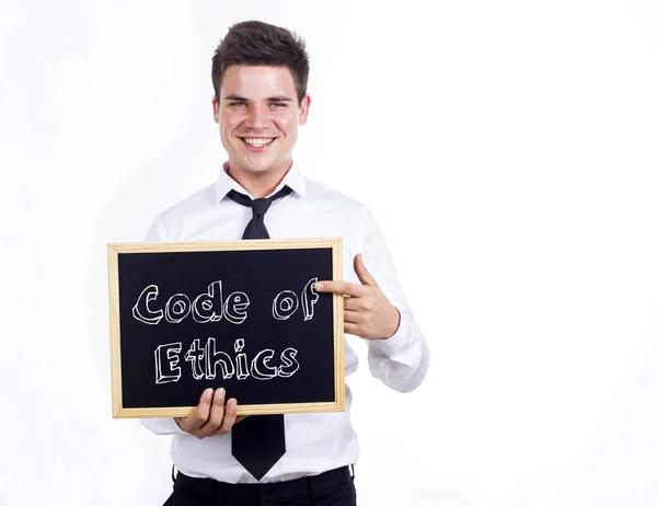 Ethikkodex - junger lächelnder Geschäftsmann mit Kreidetafel — Stockfoto