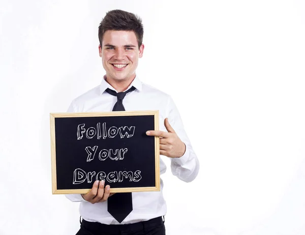 Kövesse az Your Dreams - fiatal mosolygó üzletember gazdaság chalkboar — Stock Fotó