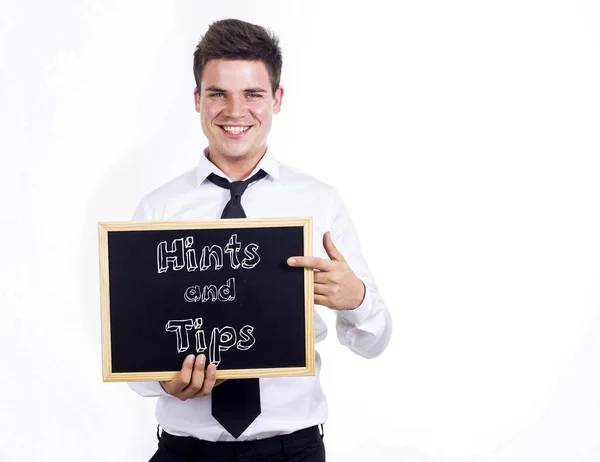 Porady i wskazówki - młody biznesmen uśmiechający się trzymając chalkboard wi — Zdjęcie stockowe