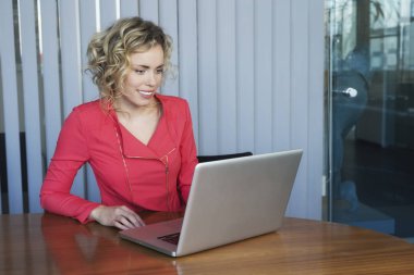 iş yerinde iş kadını