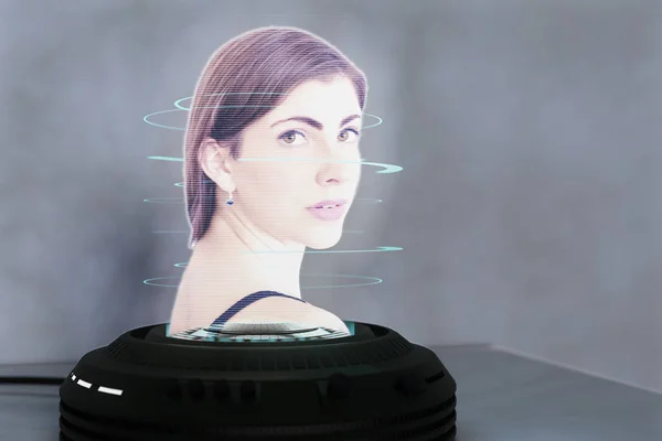 Un proyector holo proyecta a una mujer joven y bonita — Foto de Stock