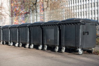 siyah dumpsters üst üste 