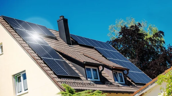 Una casa familiare con pannelli solari sul tetto — Foto Stock