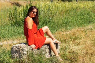 Genç bir kadın Münih 'teki isar nehrinde eğleniyor.