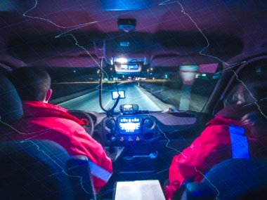Bir ambulans ve EKG sürüş bir bölme çift pozlama