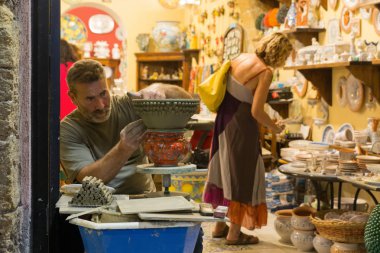  Potter bir vazo oluşturur