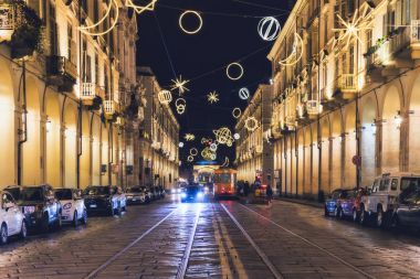 27 Aralık 2017, Torino (To) İtalya: Turin bir ana cadde görünümü. Yolun Noel sanatçı ışıkları yaktı.
