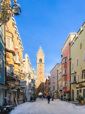 5 Ocak 2018 - VIPITENO, Bolzano İtalya: küçük kasaba VIPITENO, Trentino Aldo Adige tarihi merkezinin görünümü. Yılbaşı süsleri ve piyasalar