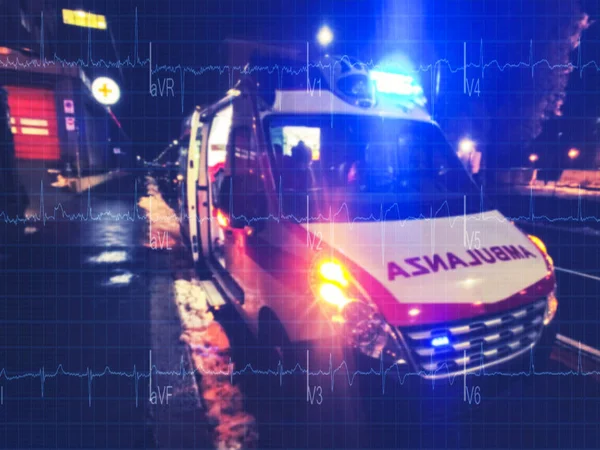 Doppelbelichtung eines Fahrstuhls eines Krankenwagens und ecg lizenzfreie Stockfotos
