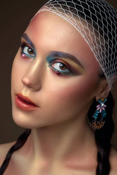 Schönheit Mode Porträt der jungen schönen brünetten Mädchen mit Zöpfen. Perlen auf den Augen. Kunst Make-up — Stockfoto