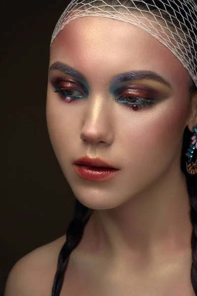 Bellezza ritratto di moda di giovane bella ragazza bruna con le trecce. Perle sugli occhi. Trucco artistico — Foto Stock