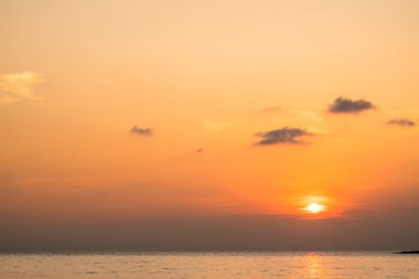 Alacakaranlık saat turuncu gri gün batımında