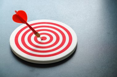 Kırmızı bullseye dart kırmızı ok isabet Merkezi ile