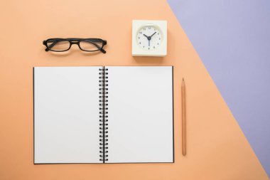 Defter ve kalem Üstten Görünüm