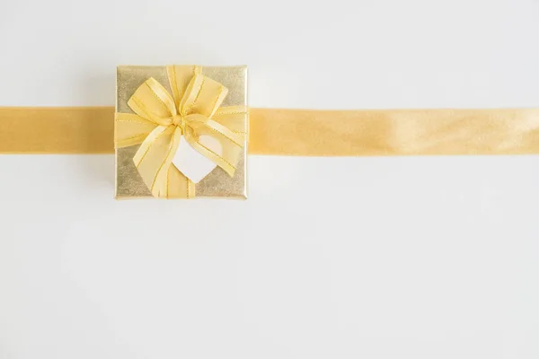 Caja de regalo de oro aislado con cinta — Foto de Stock