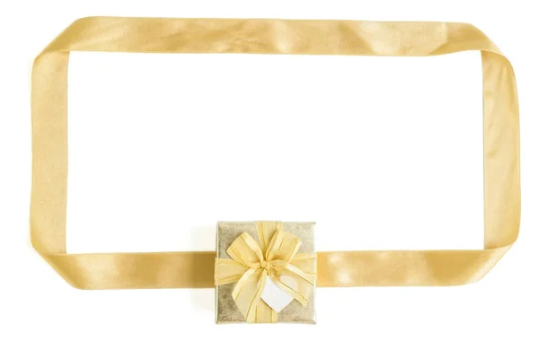 Caja de regalo de oro aislado con marco de cinta — Foto de Stock