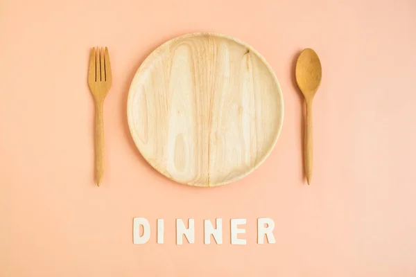 저녁 식사 단어로 나무 칼의 상위 뷰 — 스톡 사진