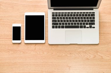 Dizüstü bilgisayar, tablet, cep telefonu Üstten Görünüm