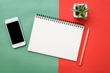 Defter üstten görünüm kırmızı yeşil Noel