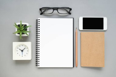 Kırtasiye malzemeleri ile ofis masasının masa üstü görünümü